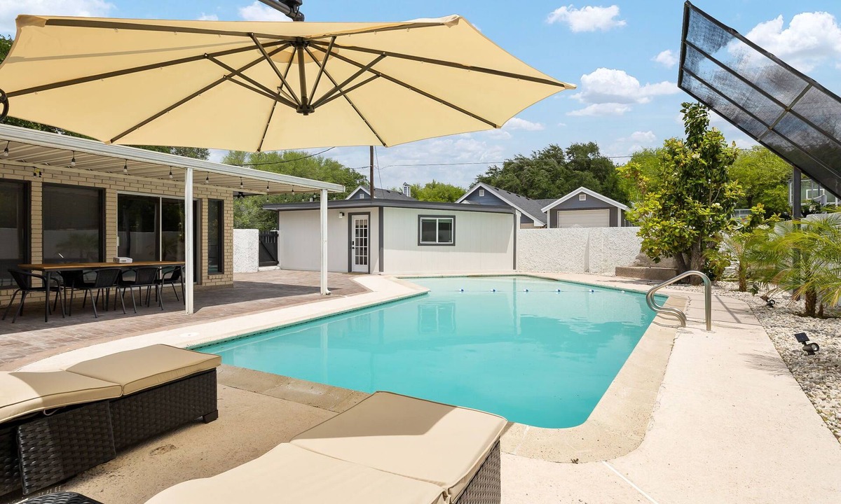 McAllen Hotel | Pool and Pool House in McAllen