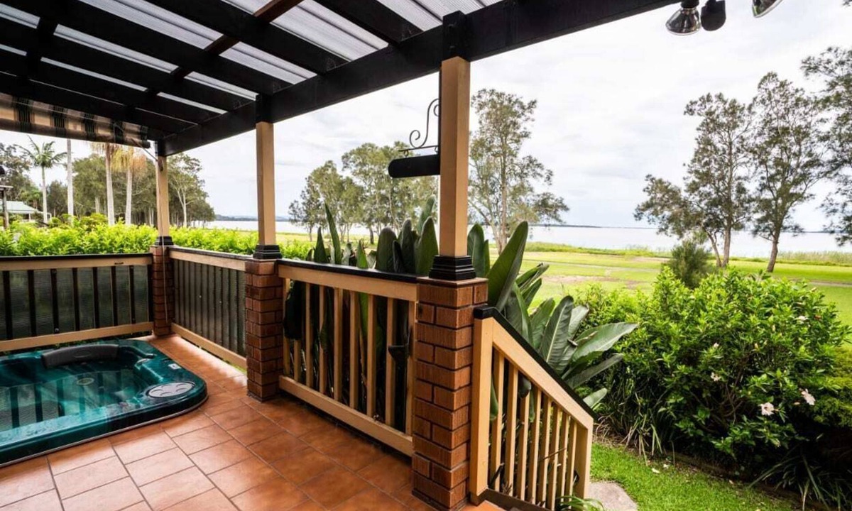Killarney Vale House | Pool and Spa on the Lakefront - Killarney Vale