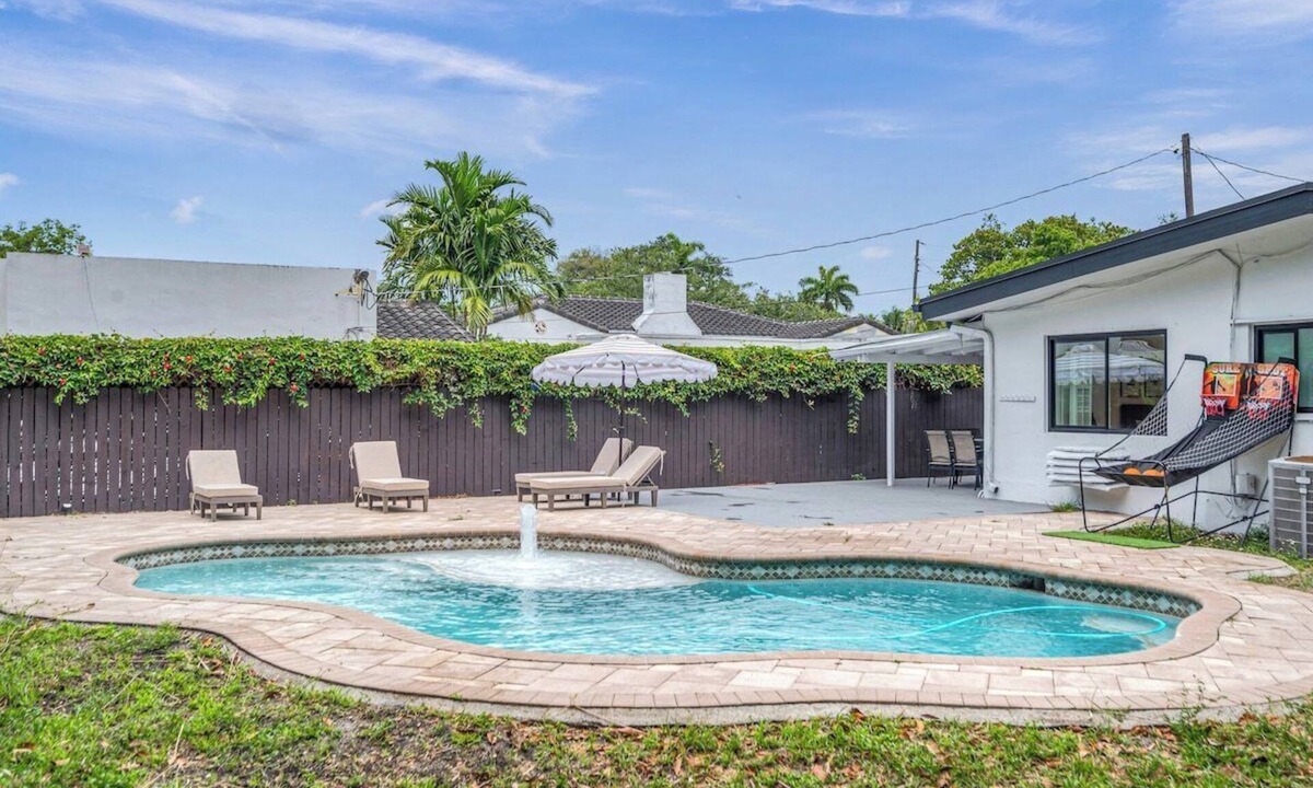 Biscayne Park House | POOL & BBQ with the family