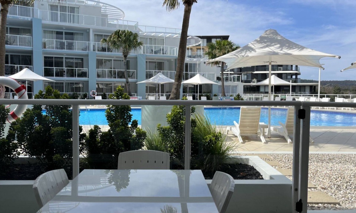 Ettalong Beach Apartment | Pool, beach & cafes, TOP NOTCH