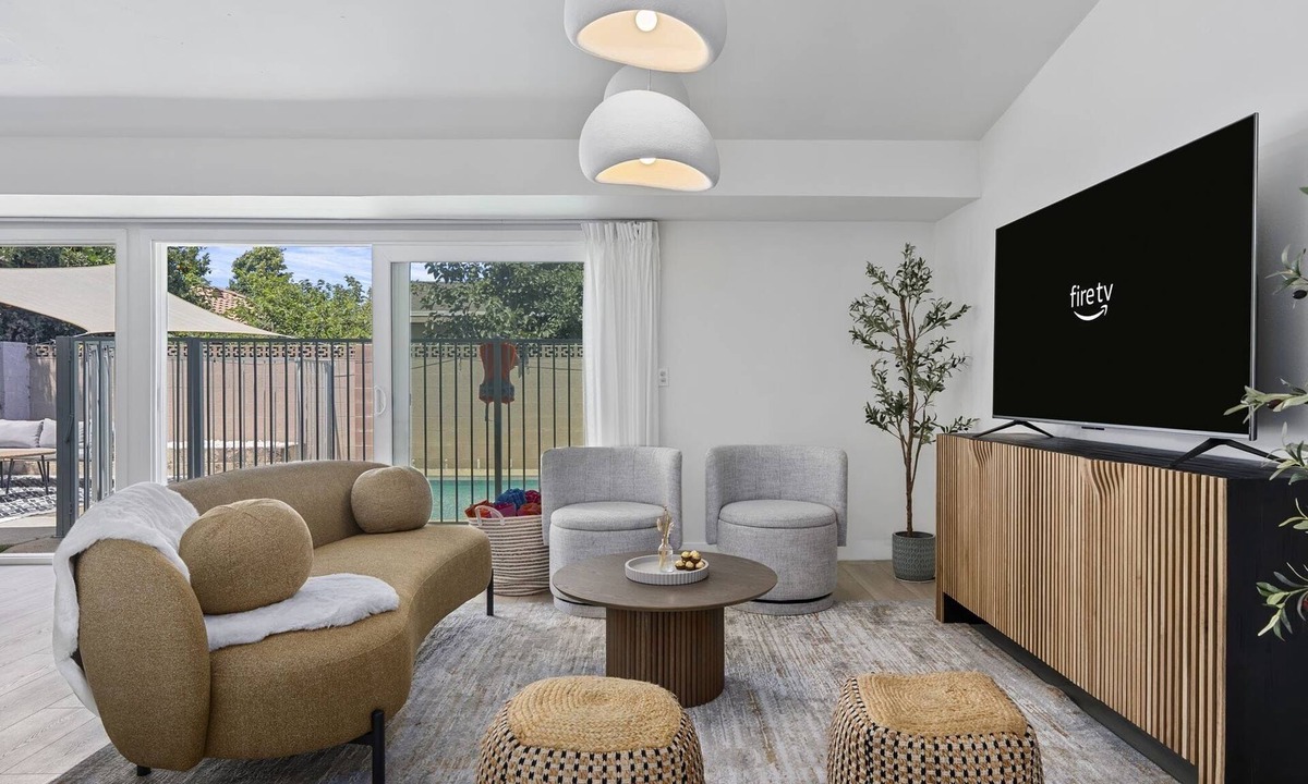 Midway City House | POOL-COURTYARD-GOLF GETAWAY