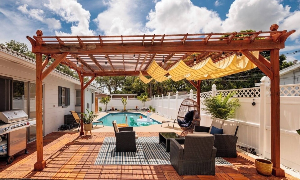 Jungle Terrace Apartment | Pool! Cozy studio in charming St. Petersburg