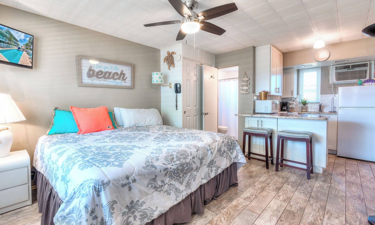 Treasure Island Condo | 🌴 Pool-facing Studio @ Tropic Terrace | Heated Pool Direct Beach Access ➠ TT55