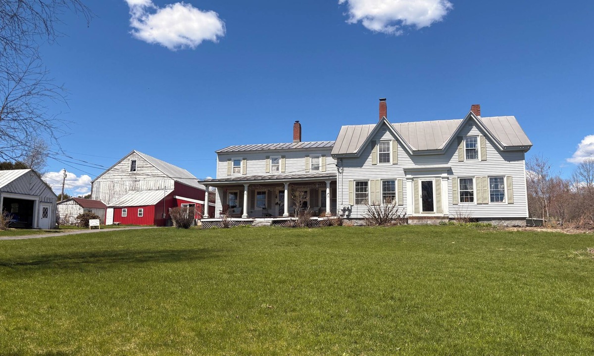Oakland House | Pool, fire pit & minutes to Messalonskee Lake!