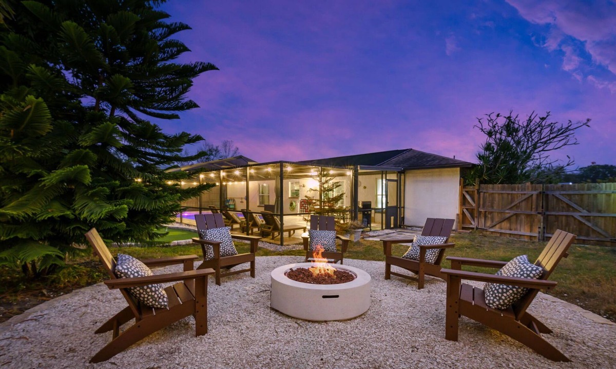 Walsingham House | Pool & Fire Pit Retreat – Sleeps 14 - BBQ