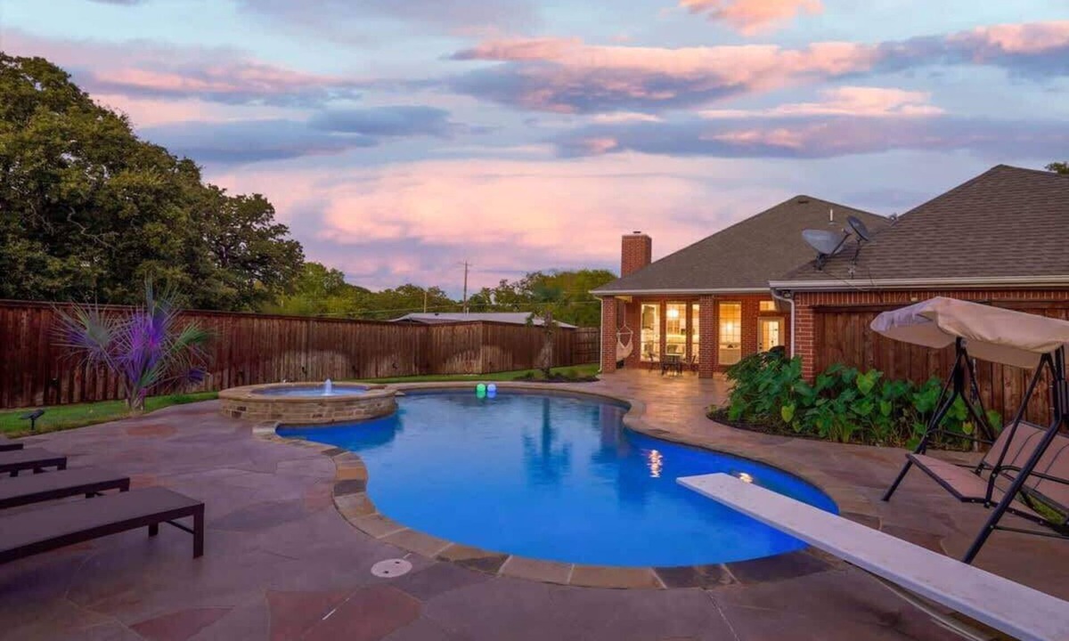 Irving House | Pool + Game & Cinema Rooms 5BR Near DFW