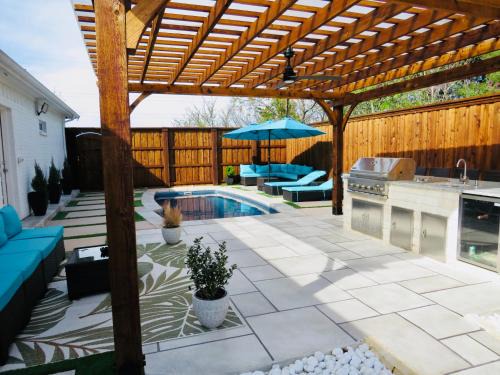Oak Cliff Villa | Pool & Game House,Sleeps 10,Billiards