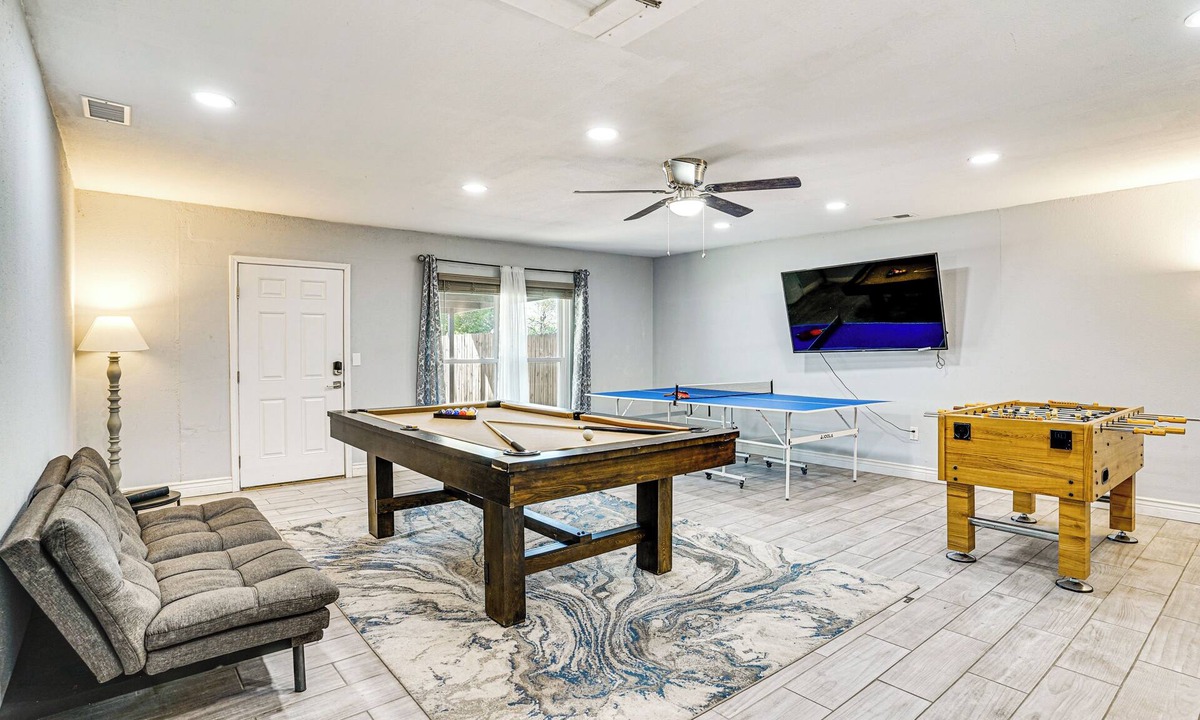 Wichita Falls House | Pool. Game Room. Fast WiFi. 25 mile biking trail. Large Private back yard.