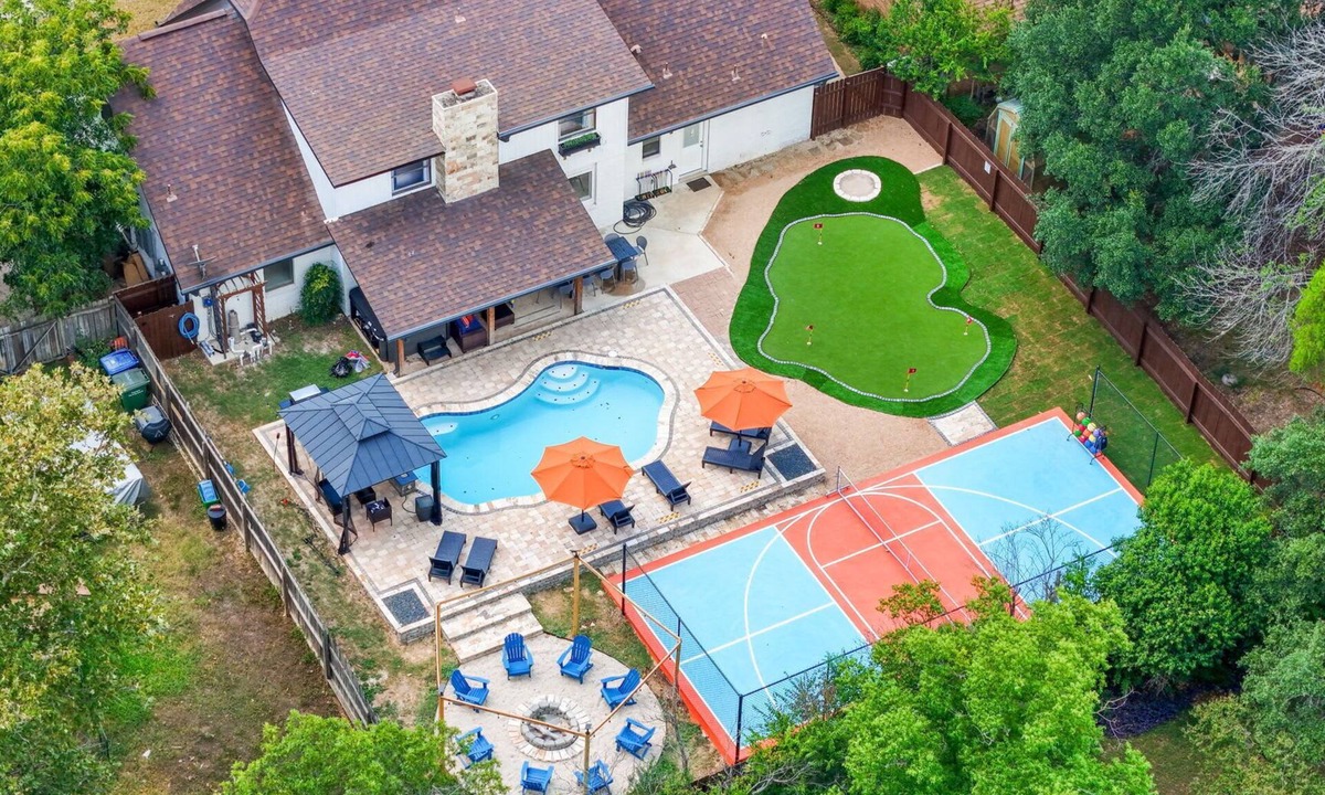 San Antonio House | Pool, Games, Pickleball & Putt Putt Fun!