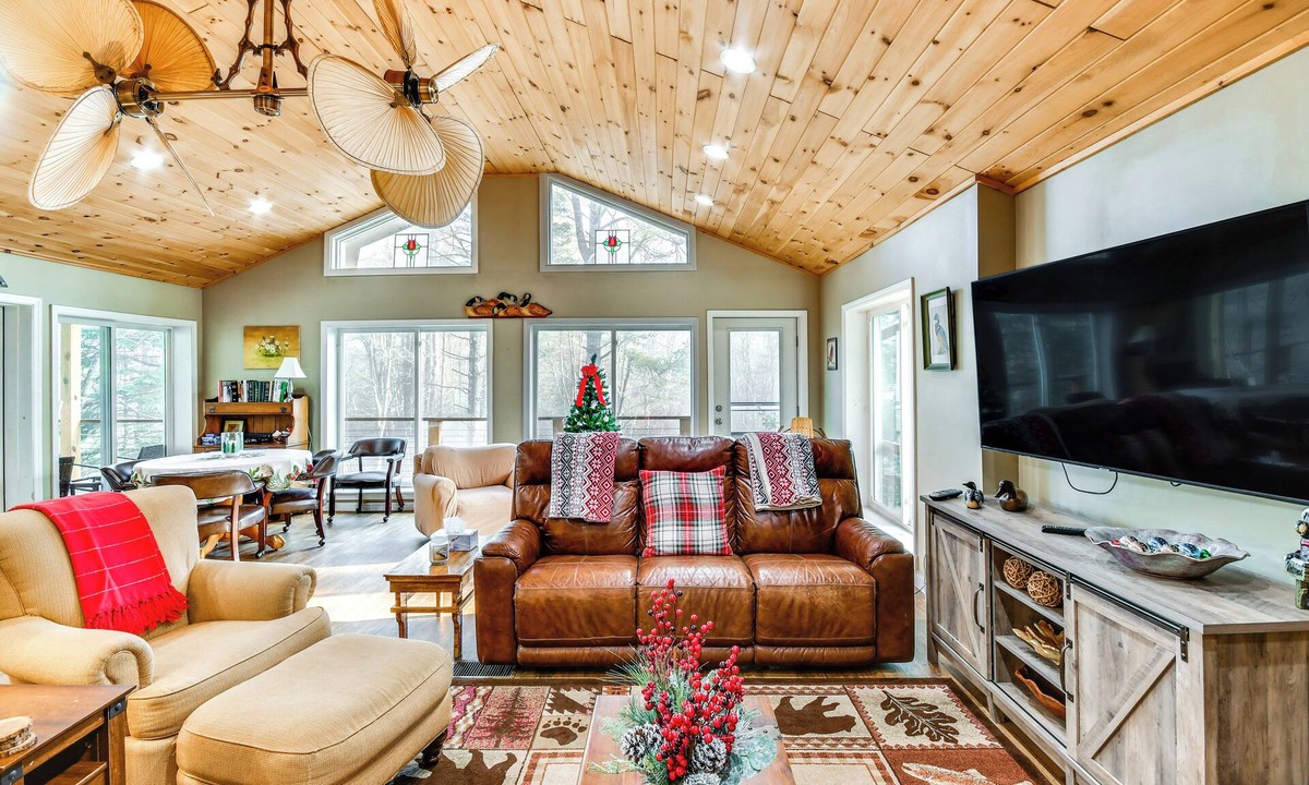 Newland Cottage | Pool & Golf Club! Riverfront Retreat in Newland