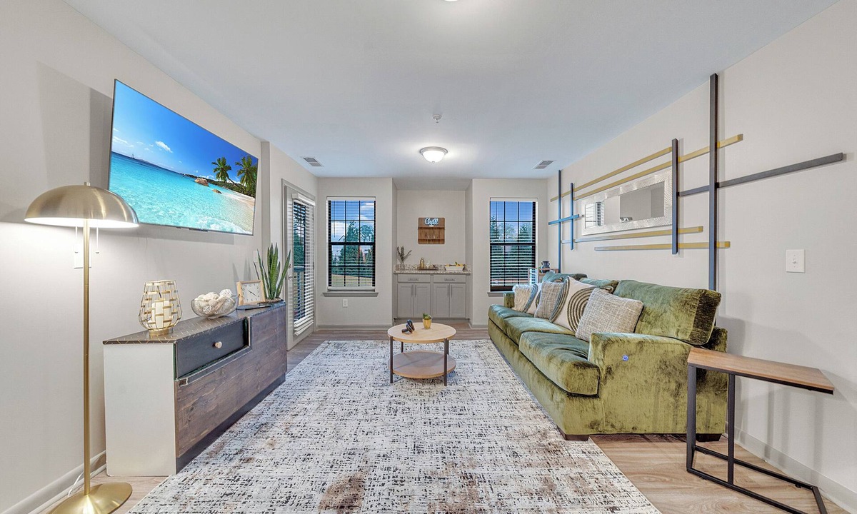 Sherwood Park Apartment | Pool+Gym/Arsenal 3 mins/Space Camp 3 mins-UAH 5 minutes- Shop 3 minutes