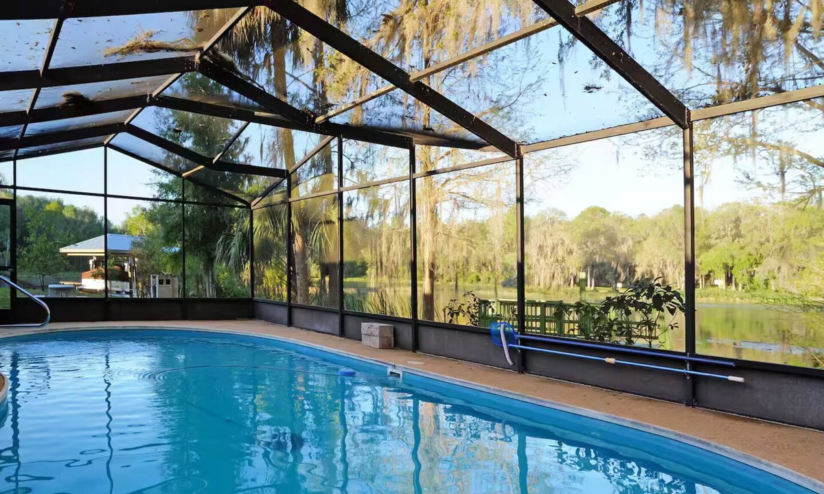 Dunnellon House | Pool Home, Dock on the Rainbow River & 7 kayaks!