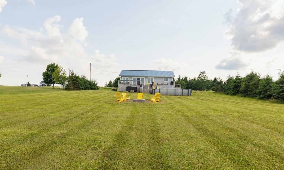Clinton House | Pool & Hot Tub - Modern Cottage with River Access mins to Cavendish & Kensington