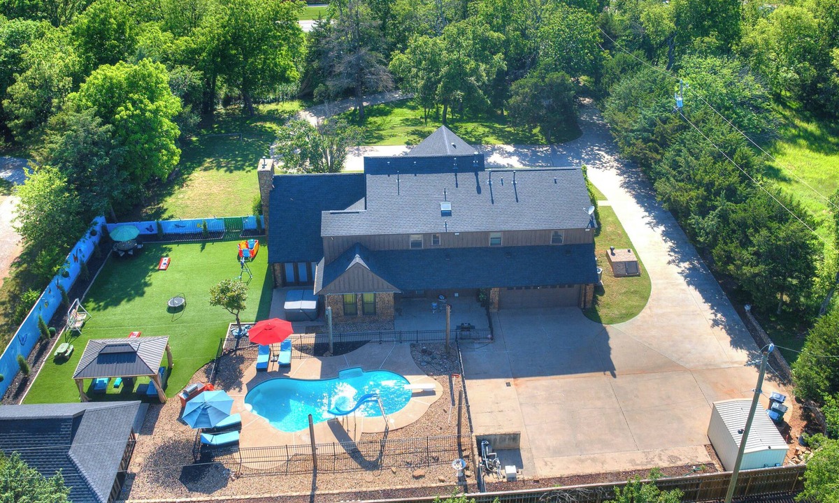 Wheatland House | POOL, HOT TUB, AMAZING TURF, GAMES GALORE LUXURY VILLA IN OKC