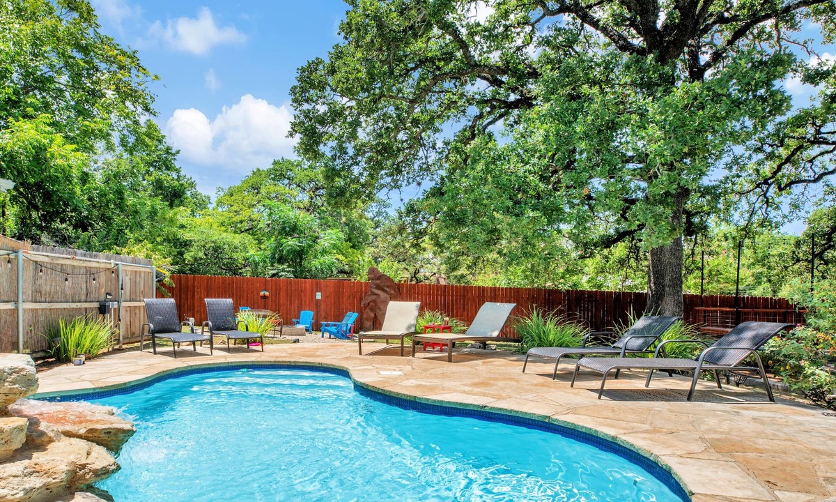 Fredericksburg House | POOL, HOT TUB, FIRE PIT, PET FRIENDLY, 7 CRUISER BIKES, CHECKS ALL THE BOXES.