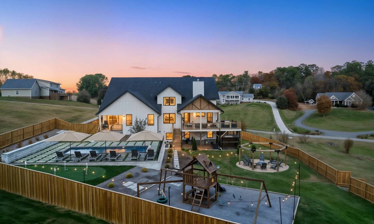Leicester House | Pool | Hot Tub |FirePit |Golf Simulator |Sleeps 22