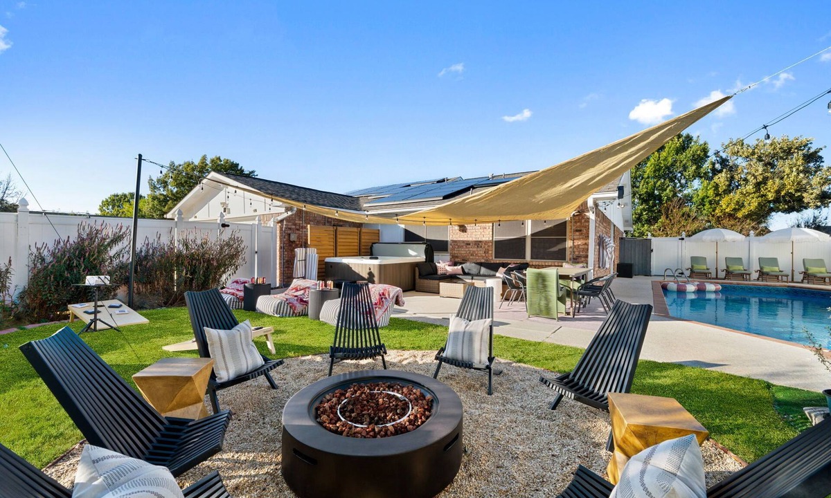 Grand Prairie House | Pool Hot Tub Game Room Outdoor Movies Luxury Stay