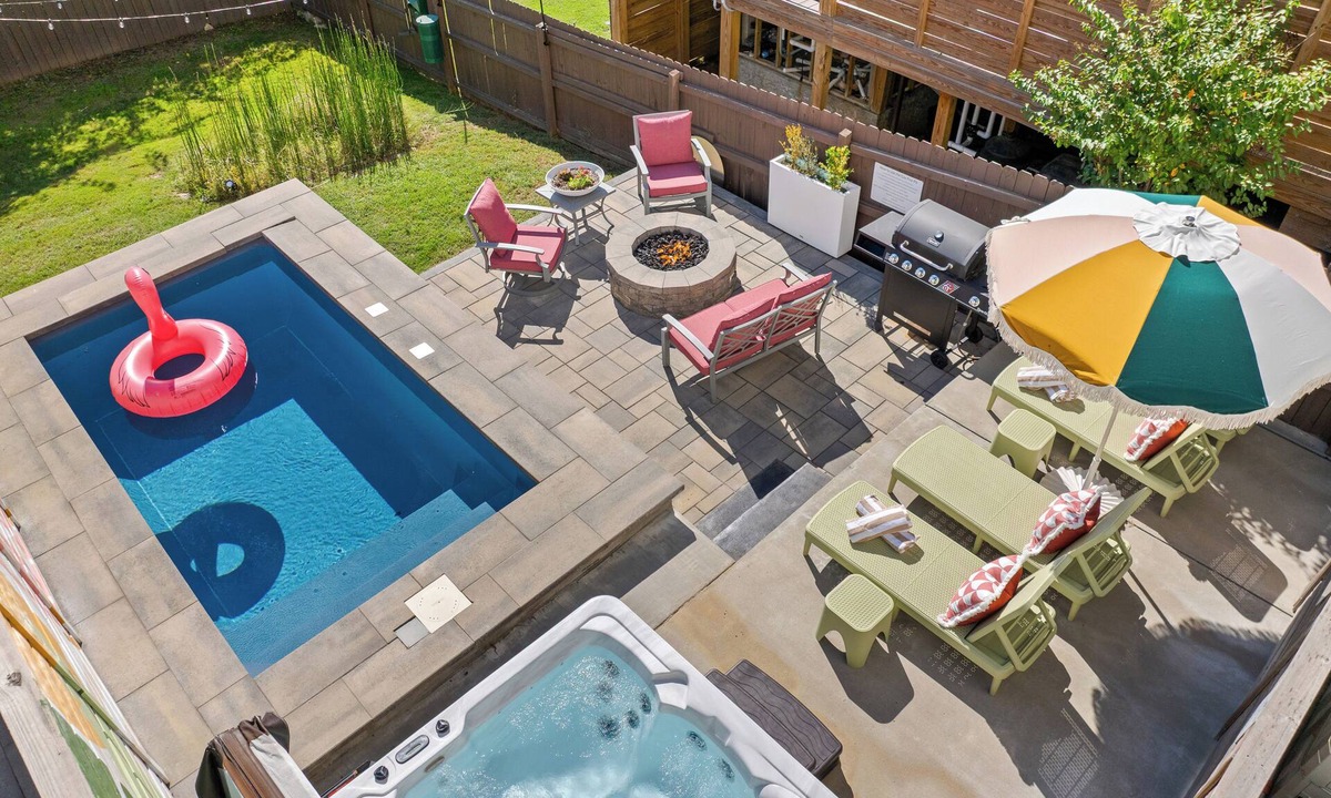 Talbot's Corner House | Pool & Hot Tub Oasis ★ Fire Pit & Grill ★ Rooftop ★ Mins to Broadway & Downtown!