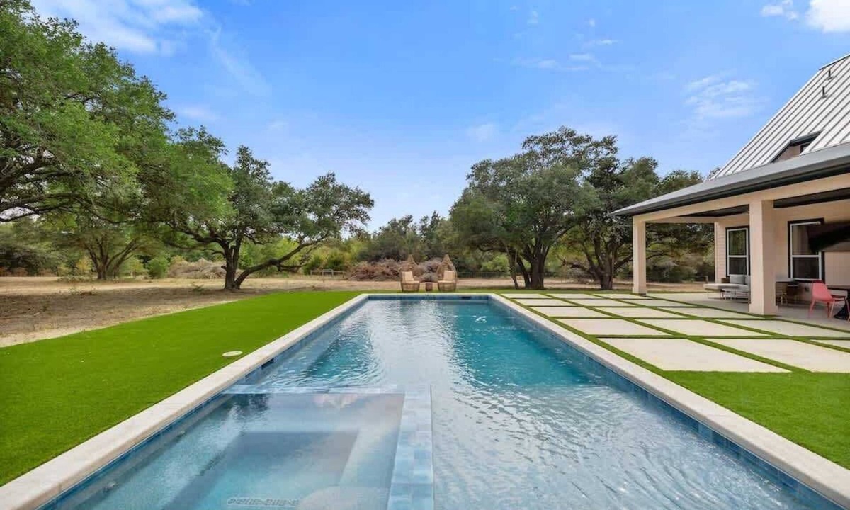 Round Top House | Pool+Hot Tub | Sleeps 16 | 8 Acres Minutes from RT