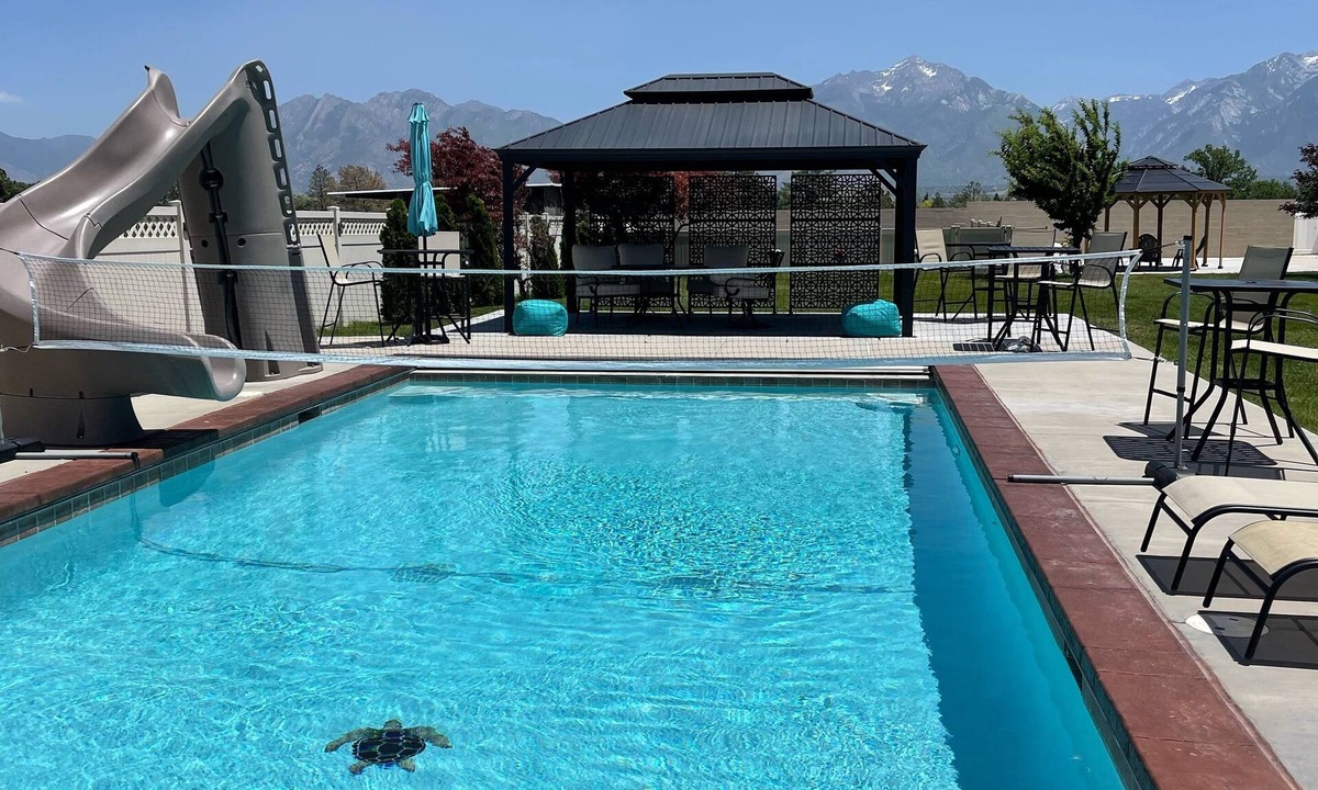 West Jordan House | Pool, Hot tub, stunning view, 5 star, quiet and clean!’