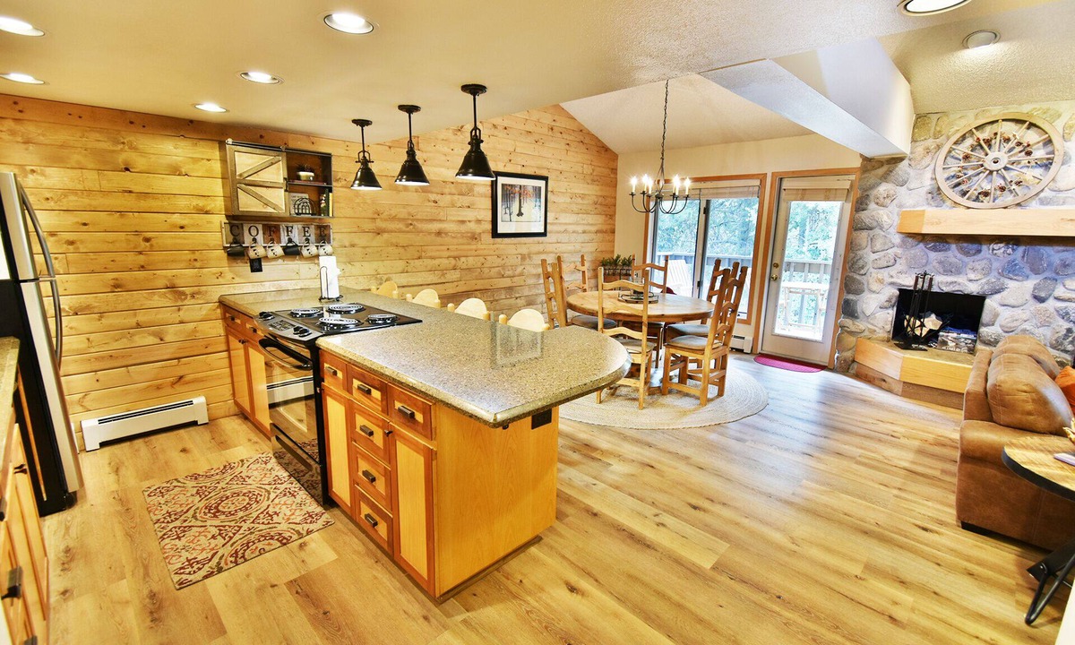 Frisco Condo | Pool, Hot Tubs, Deck On River! Walk to Main Street Dining, Shops, Events