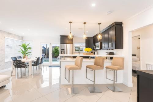 Driftwood House | Pool House 3B-2B King Bed - BBQ - EV