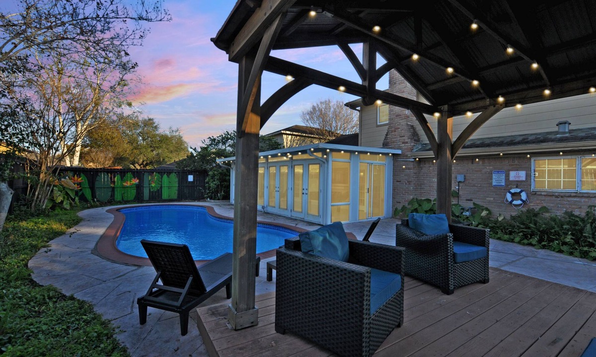 Meadows Place House | Pool House - 5-Bed- Pergola- Sunroom-Pet Friendly