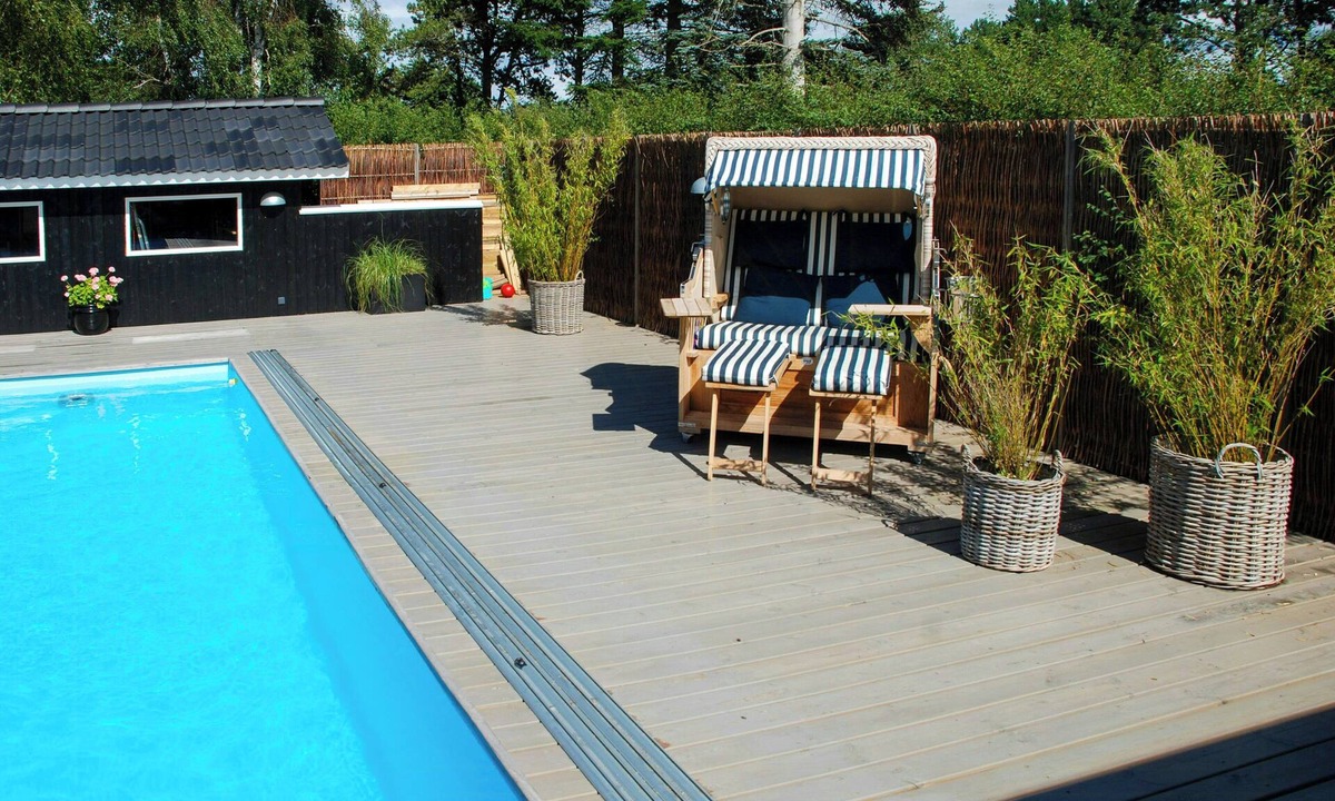 Melby House | Pool house by the North Coast Trail near Hundested