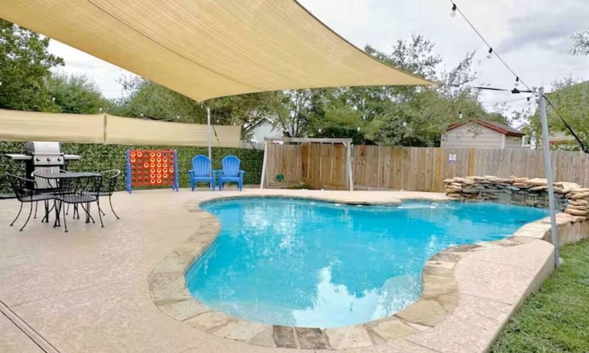 Greenslopes At Lake Creek House | Pool House near Downtown Round Rock