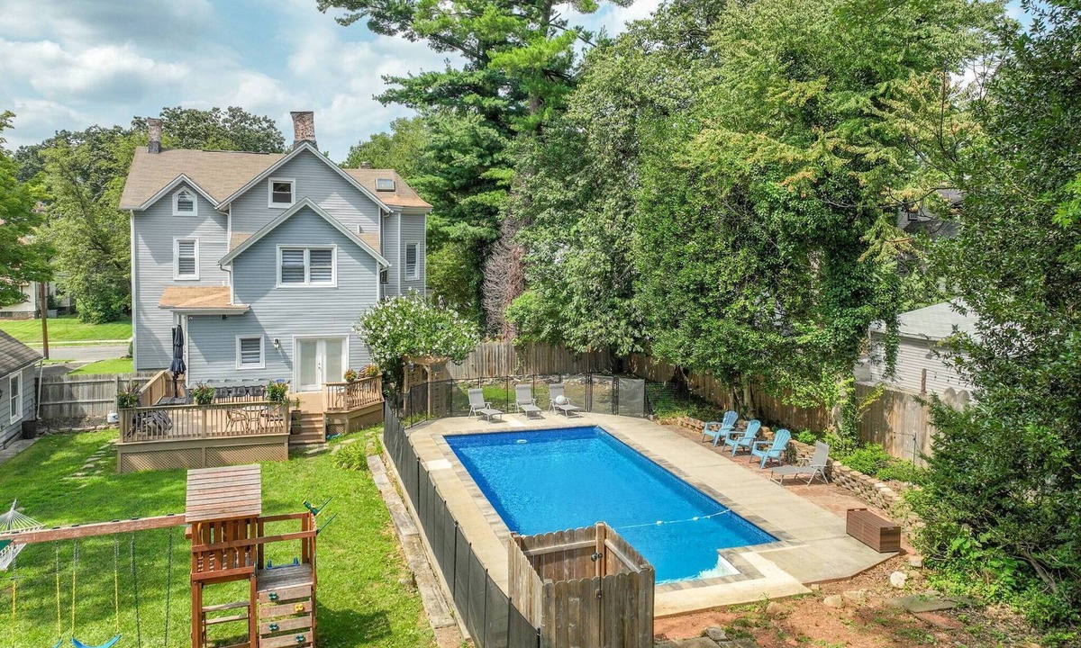Roselle House | Pool House Near NYC | FIFA Stay for Groups