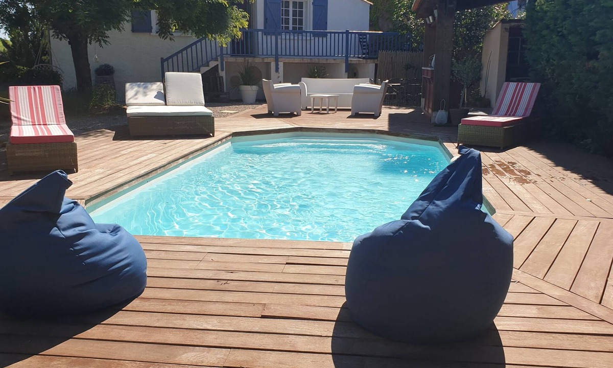 Quarante House | Pool house surrounded by vineyards