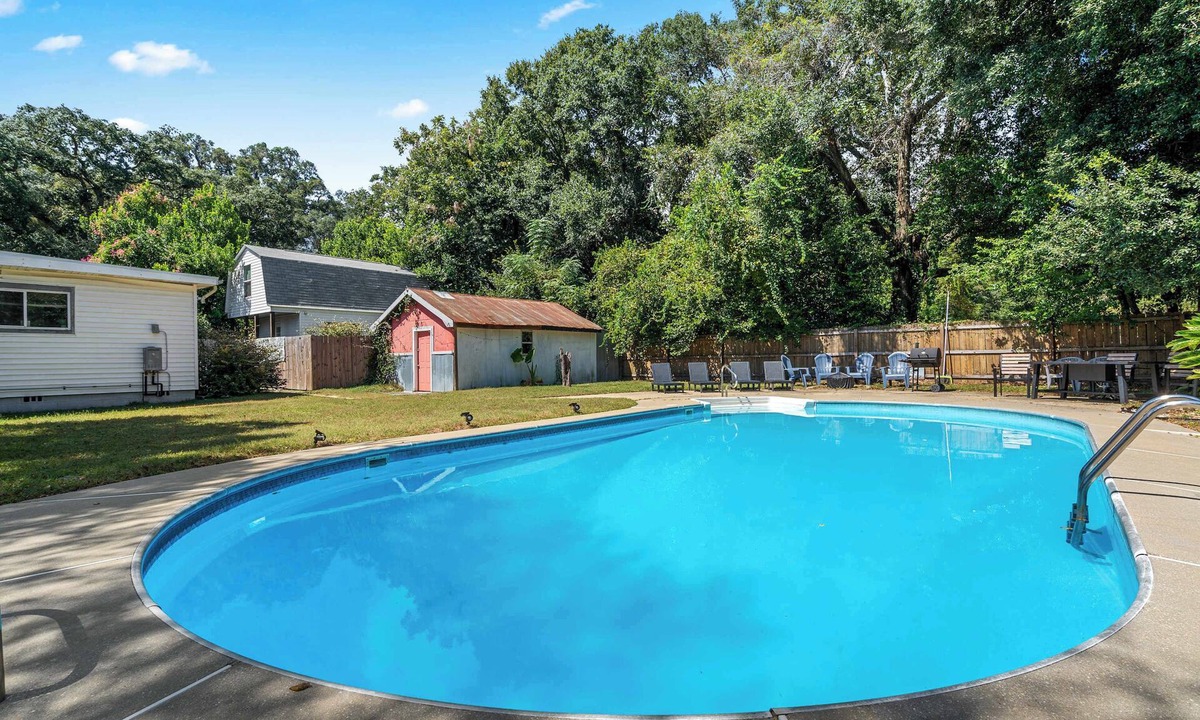 Bellview House | Pool house w/BBQ & fire pit