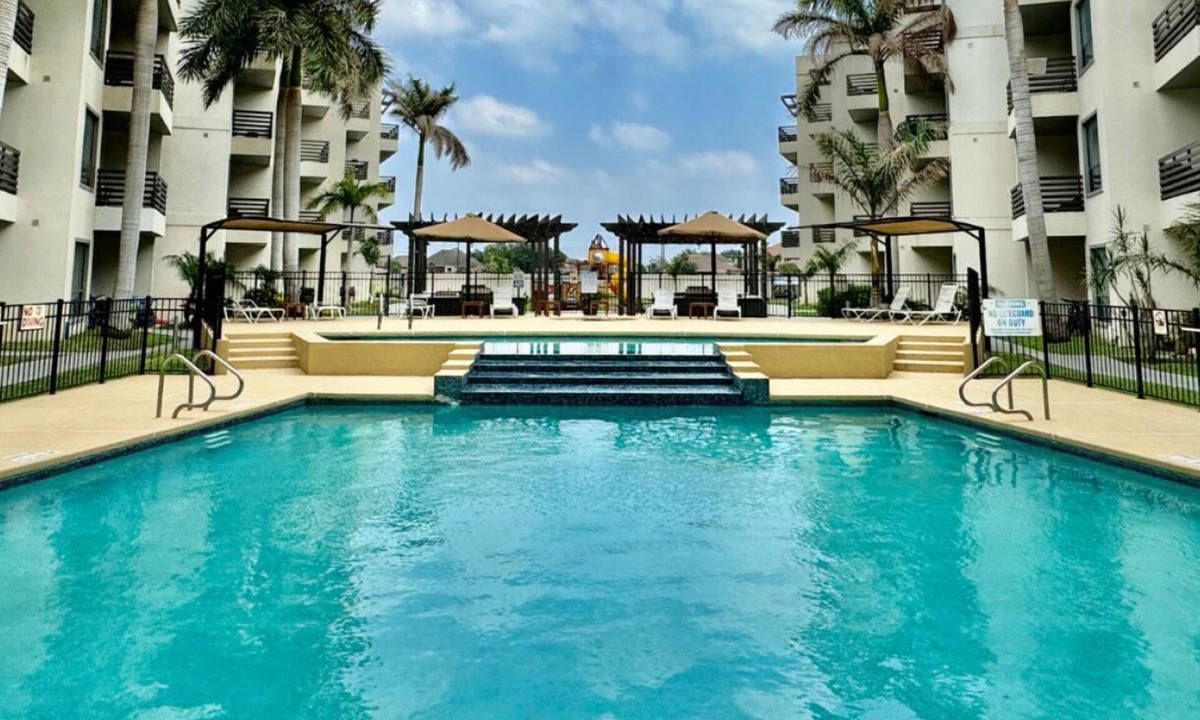 Mission Apartment | Pool & Jacuzzi Condo - Book Now!