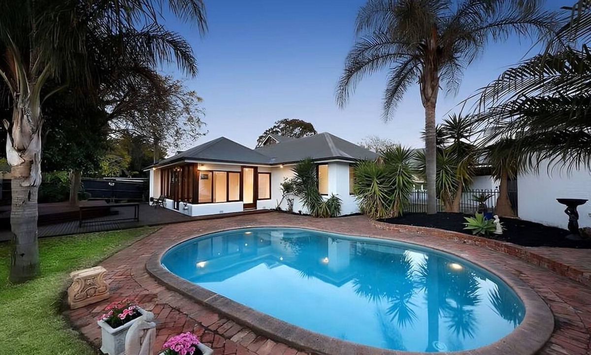 Brighton East House | Pool Large 5BR Home BBQ 5 Car Parks Central