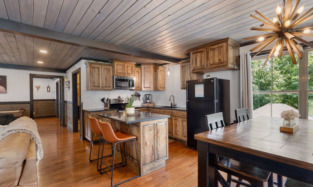 Bryant Cabin | Pool Lodge with amazing views!