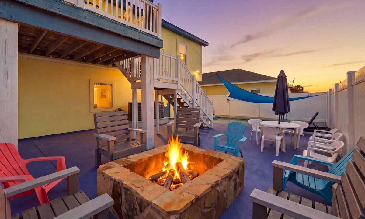 Safe Harbor House | Pool, Near Beach & Pet Friendly - La Casa Gialla