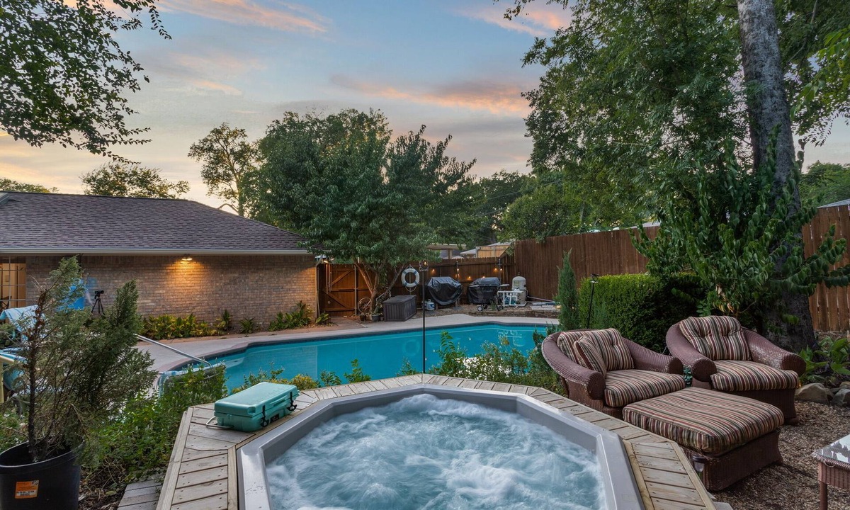 Duncanville House | Pool 🏊🏼‍♂️ Oasis 🏝 Amazing Home, Pool, Hot Tub, Grills, Fire Pit 🔷 Central Location!