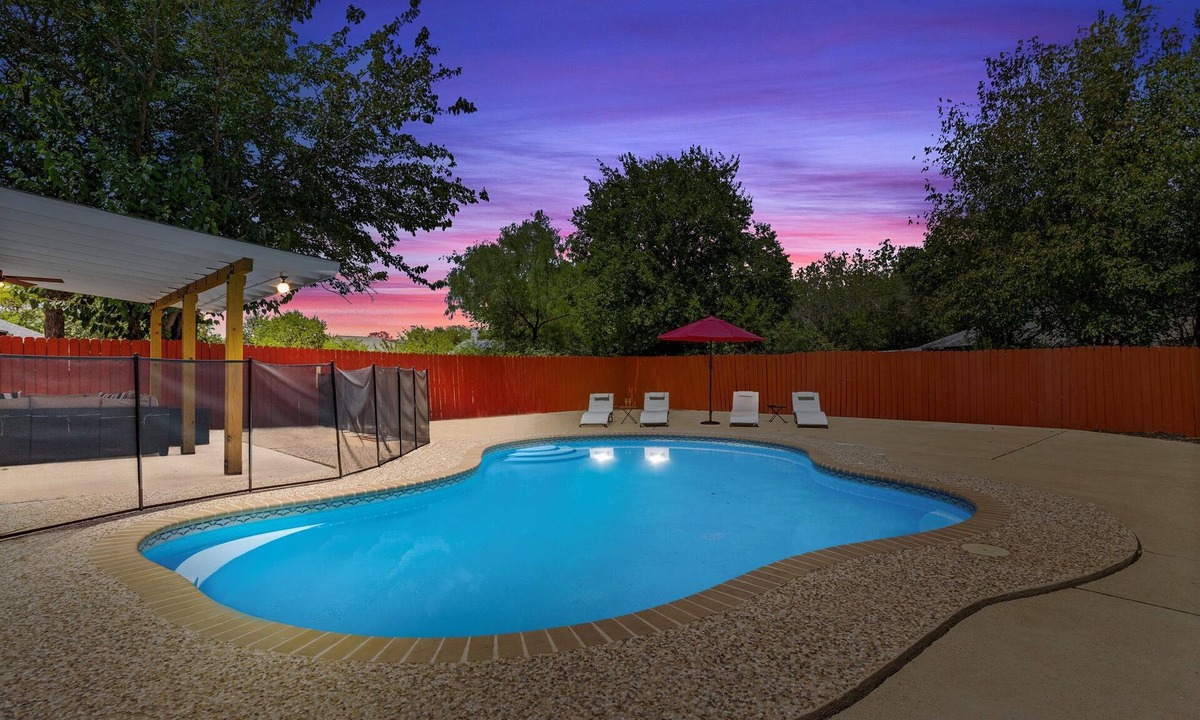 West San Antonio House | Pool Oasis by Seaworld | 5 Bedrooms | Game room