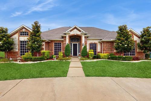 Sachse House | Pool & Outdoor Bar! Spacious Getaway in Sachse