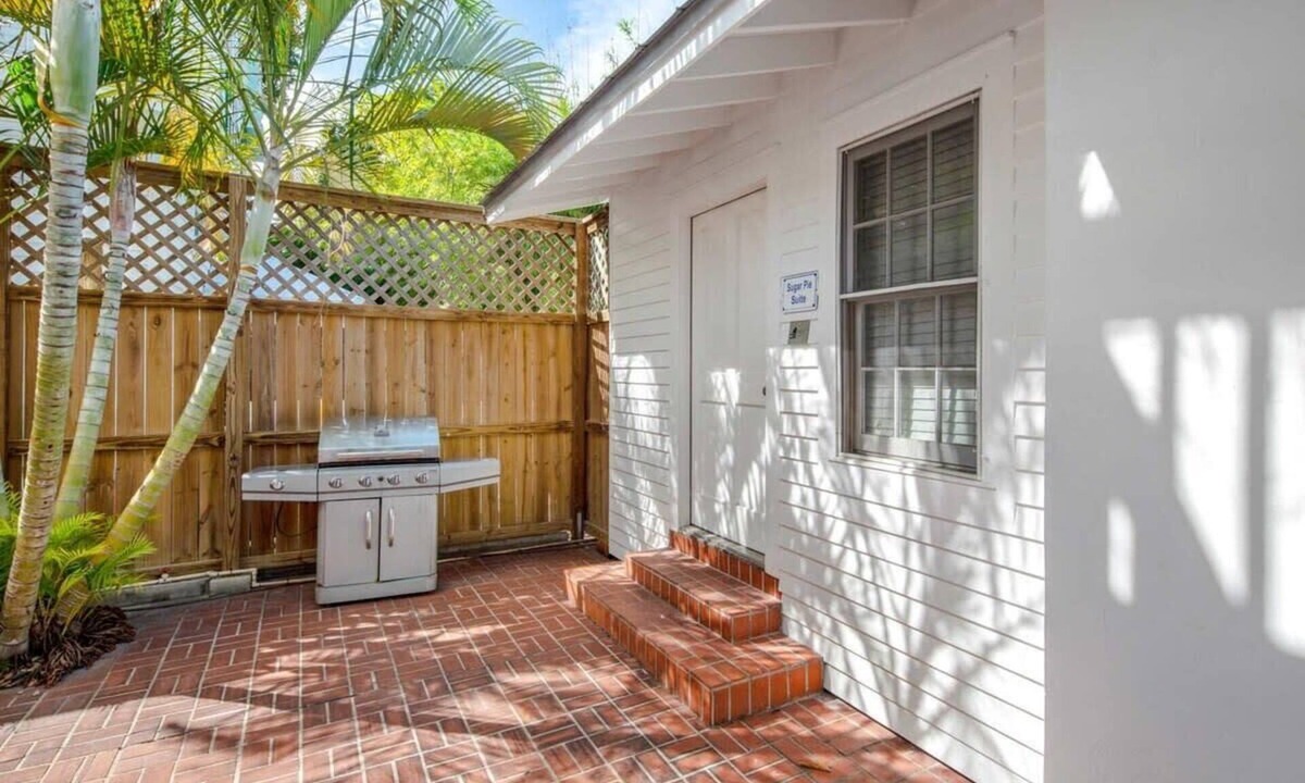 Historic Seaport Apartment | Pool, Pet Friendly, & Near Duval - Sugar Pie Suite