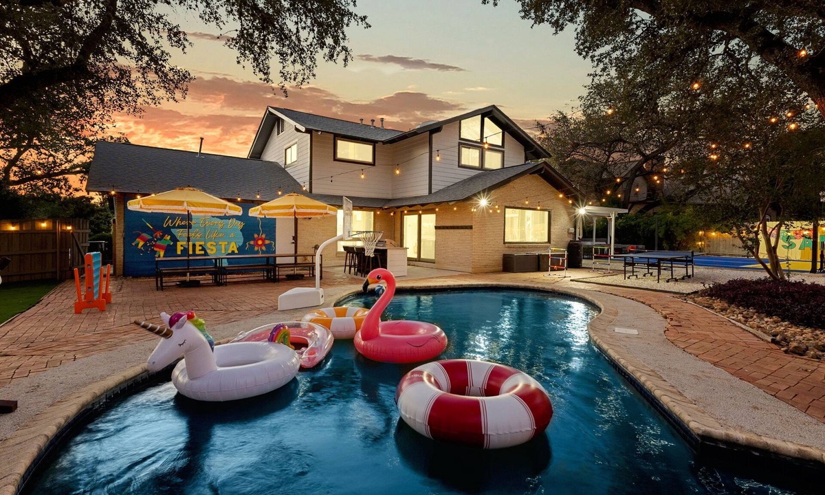 North San Antonio - SAT House | Pool + Pickleball + Bball + Mini Golf + Arcade + Hot Tub - Sleeps 20!
