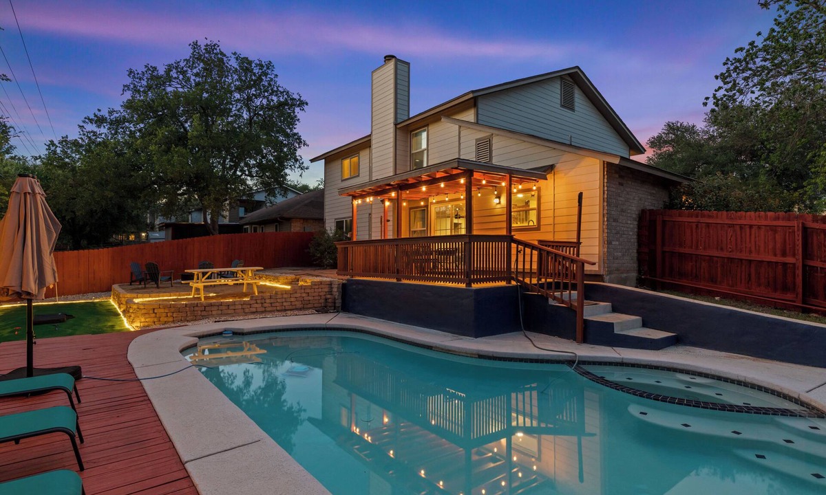 West San Antonio House | Pool, Putt-Putt, Fire Pit, Sleeps 16