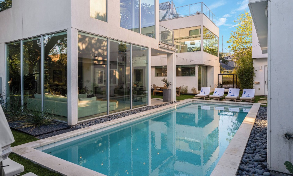 Bouldin House | Pool, Putting Green, Game Room, Rooftop | Bouldin Collective 902A by AvantStay