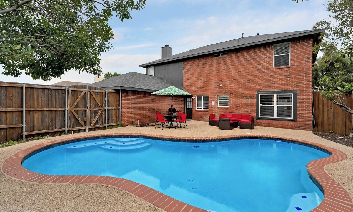 Rowlett House | Pool retreat 5BA 2.5BA 4 King bed near lake
