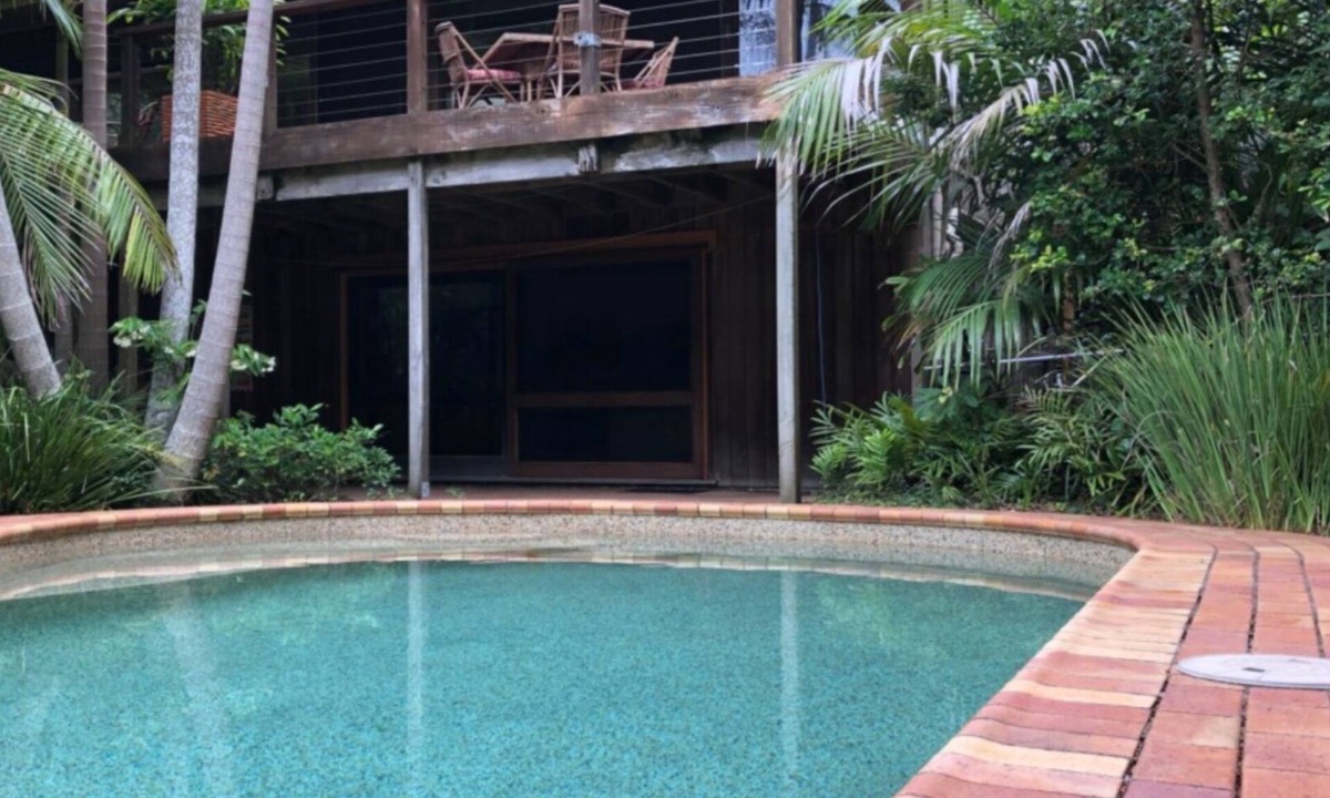 Macmasters Beach House | Pool Side at Beachview