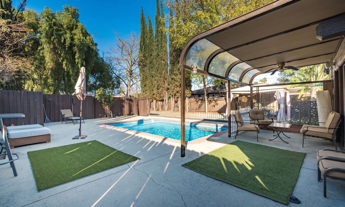 Sherman Oaks House | Pool!Sleep 10,central area. Free parking. Game room. Laundry. Gated.