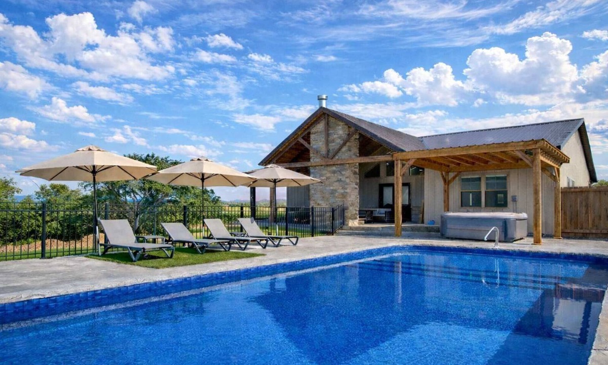 Williamstown House | Pool | Sleeps 18 | Hot Tub |Firepit | Playset |