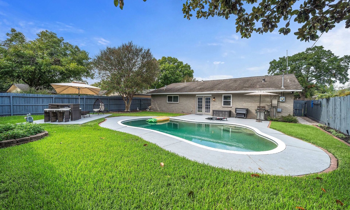 Garden Oaks House | Pool Stay Near DT, Heights | WiFi Games | Yard BBQ