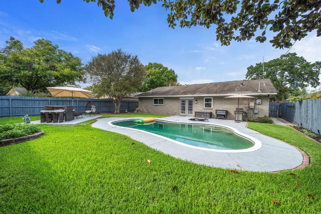 Garden Oaks House | Pool Stay Near DT, Heights WiFi Games Yard BBQ