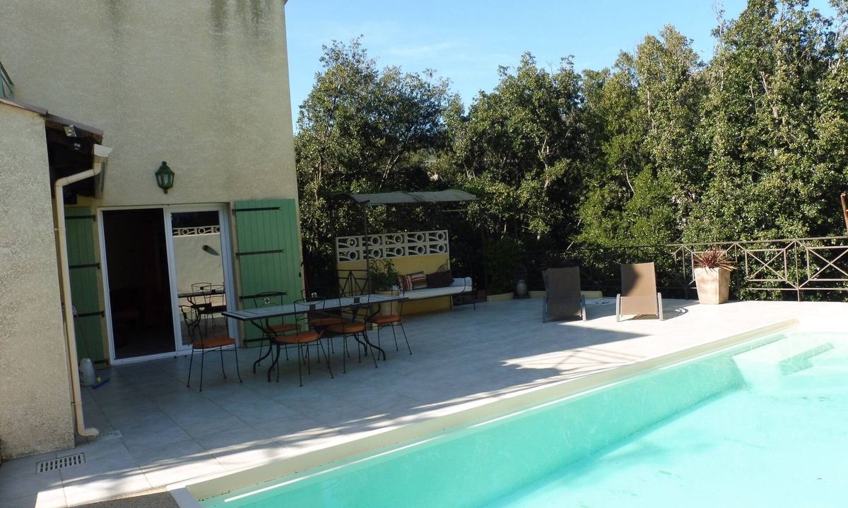 Cabrerolles House | pool studio in quiet and relaxing village